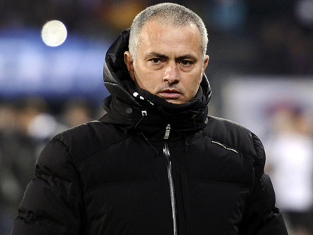  Mourinho sẽ thiết quân luật.