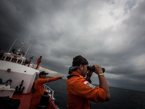 Lực lượng cứu hộ Indonesia tham gia chiến dịch tìm kiếm chiếc máy bay mất tích trên biển Andaman ngày 15.3. (Nguồn: AFP/TTXVN)