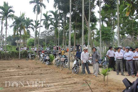 Người dân địa phương đang theo dõi vụ việc.