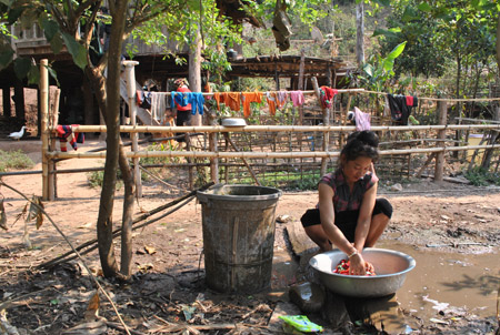 Người dân ở bản Nậm Kè 1, xã Nậm Kè, huyện Mường Nhé (Điện Biên) vẫn phải dùng nguồn nước không đảm bảo vệ sinh.