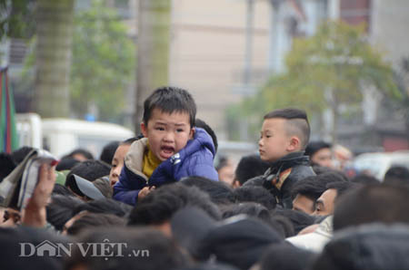 Trẻ em khóc thét vì bị nèn giữa đám đông.