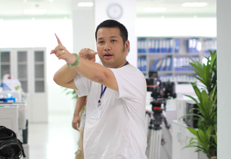 Đạo diễn Nguyễn Quang Huy đang chỉ đạo khi quay bộ phim 