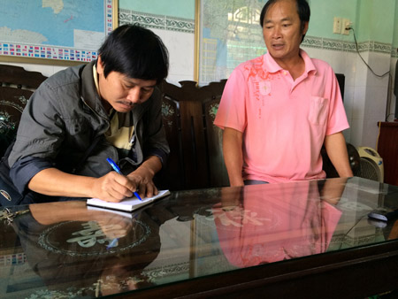 Chủ tàu Nguyễn Lưu (trái) và cuốn sổ ghi nợ của các lao động. 