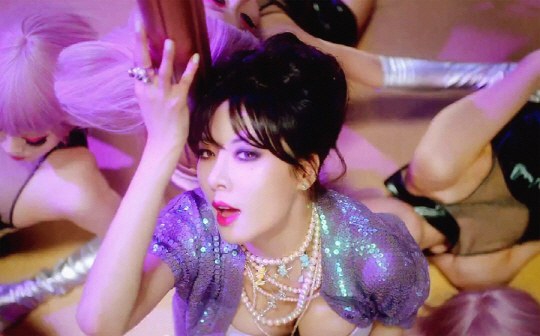 HyunA múa cột trong MV