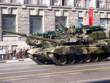 Xe tăng chủ lực T-90 của quân đội Nga diễu hành tại Moscow. Ảnh: Army-technology