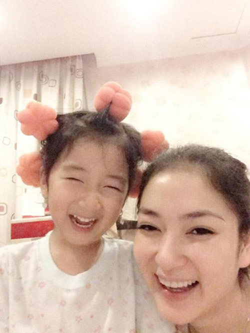 Khoảnh khắc hạnh phúc của Hoa hậu Nguyễn Thị Huyền và con gái Tống Khánh Linh.