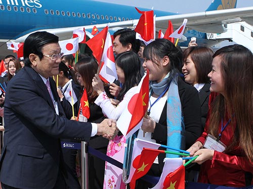 Cán bộ, nhân viên Tổng Lãnh sự quán Việt Nam và đại diện cộng đồng người Việt đón Chủ tịch nước Trương Tấn Sang tại sân bay quốc tế Kansai (Nguồn ảnh: TTXVN)