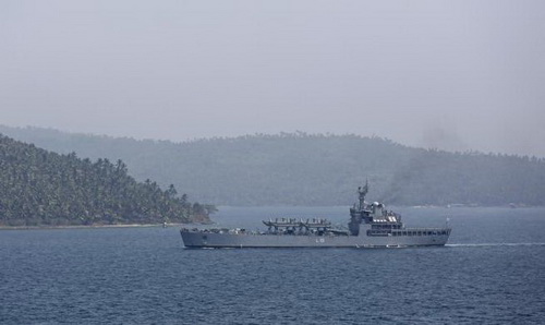 Tàu hải quân Ấn Độ INS Kesari tham gia tìm kiếm chiếc máy bay Malaysia mất tích tại quần đảo Andaman và Nicobar vào ngày 17.3 - Ảnh: Reuters