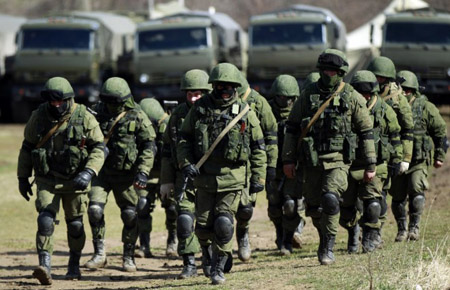 Một nhóm lính đeo mặt nạ được tin đã dùng AK-47 bắn chết một lính thủy Ukraine