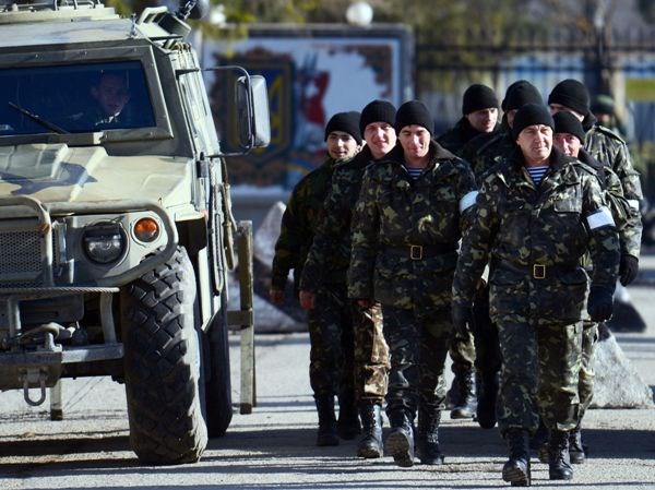 Binh sĩ Ukraine tuần tra bên ngoài căn cứ quân sự ở Perevalnoye, gần thủ phủ Simferopol, CH Crimea ngày 17.3.  (Ảnh: AFP/ TTXVN)