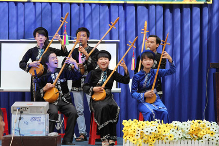 CLB Đàn tính - Hát then trong một buổi biểu diễn văn nghệ giao lưu Hội đồng hương Cao Bằng tại TP.HCM.
