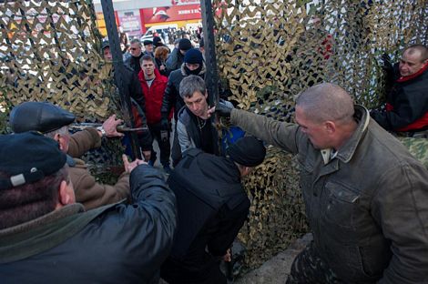 Lực lượng thân Nga chiếm trụ sở hải quân Ukraine tại Crimea ngày 19.3.