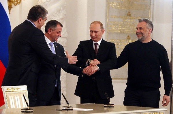 Tổng thống Nga Vladimir Putin cùng các lãnh đạo Crimea và Sevastopol sau khi ký hiệp ước thỏa thuận sáp nhập bán đảo này vào Nga (Nguồn: AFP/TTXVN)
