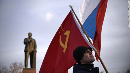Một người đàn ông ở Crimea cầm cờ Nga ở Quảng trường Lê Nin tại Simferopol.