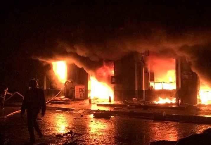 Đến gần 12h đêm 19.3 đám cháy lớn tại chợ phố Hiến vẫn chưa được khống chế.