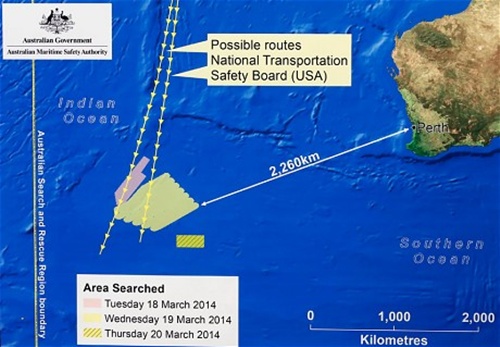 Phạm vi tìm kiếm máy bay mất tích hôm nay (màu vàng, kẻ sọc) sau khi vệ tinh chụp được những mảnh vỡ lớn ngoài khơi Perth, Australia. Đồ họa: AMSA
