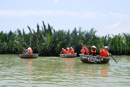 Du khách nước ngoài với tour khám phá rừng dừa Bảy Mẫu.