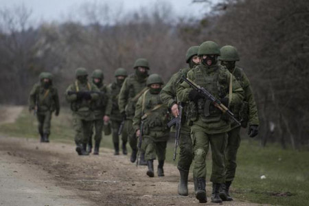 Binh lính quân đội Nga kiểm soát  quân sự tại Crimea. 