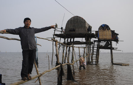 Anh Khang trên chòi ở bãi nuôi ngao thương phẩm. 