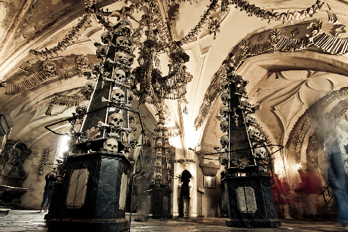 Bên trong Sedlec Ossuary. Ảnh: flickr