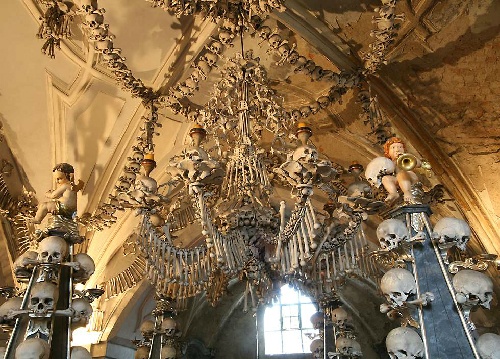 Một trong những tác phẩm nghệ thuật hấp dẫn nhất tại Sedlec Ossuary chính là chiếc đèn chùm bằng xương vô cùng lớn đặt ngay chính giữa trung tâm của nhà thờ. Ảnh: tumblr