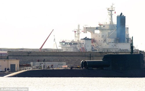 Tàu ngầm mini được gắn trên thân tàu ngầm HMS Astute - Ảnh: AFP