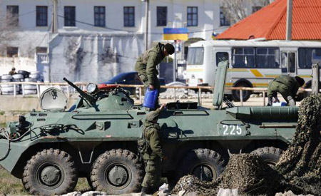 Binh lính được cho là của Nga - xuất hiện ở Crimea.