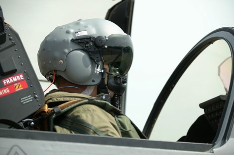  Mũ bay phi công tích hợp màn hình hiển thị Cobra.