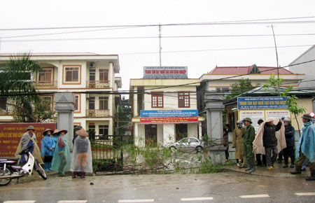 Người dân bức xúc rào chắn cổng Ban quản lý các KCN tỉnh Thái Nguyên vì ô nhiễm môi trường chưa được giải quyết triệt để.