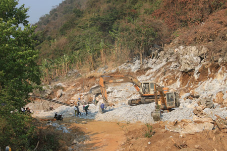Công ty cổ phần Đầu tư Chung Nguyên khai thác đá trái phép tại núi Pa Lầu. 