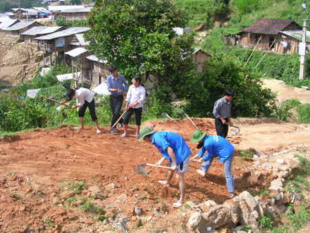 Thanh niên nông thôn đang rất cần vốn để phát triển sản xuất. 