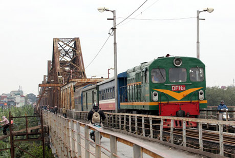 Tàu hỏa hoạt động trên đường sắt giữa cầu Long Biên, Hà Nội.