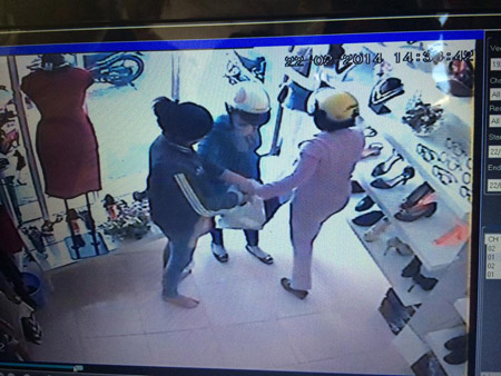 Camera của một shop thời trang đã ghi lại hành dộng của hai phụ nữ này