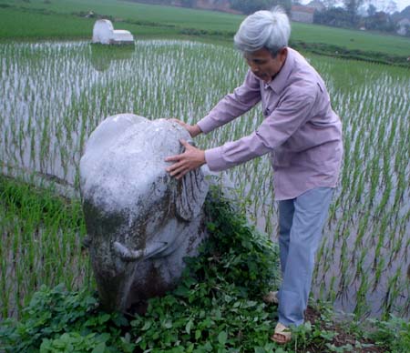 Ông Quang bên một voi đá