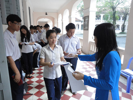  TS dự thi vào trường chuyên Lê Hồng Phong năm 2013.