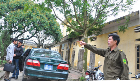  Sau cuộc họp “kín” với ông Nguyên tại trụ sở UBND xã Quảng Phú, phóng viên Dân Việt gặp để trao đổi thông tin với ông Phạm Khắc Nam – Trưởng phòng ĐKKD (Sở KHĐT Bắc Ninh) nhưng vẫn bị ông từ chối, gây khó dễ.