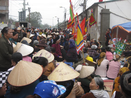 Hàng trăm người dân địa phương vẫn quyết tụ tập trước cửa UBND xã Mễ Trì để treo cờ hội, lập bàn thờ, đòi đường vào miếu Bản Thổ. 