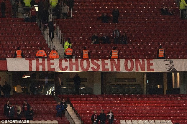 Nhân viên an ninh sân Old Trafford phải bảo vệ tấm banner ghi dòng chữ 