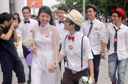 Đám cưới đồng tính tập thể do Trung tâm Hoạt động vì quyền của người đồng tính tổ chức tại Hà Nội.