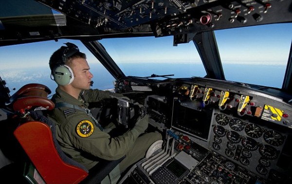 Phi công tìm kiếm MH370 nổi như cồn vì đẹp trai