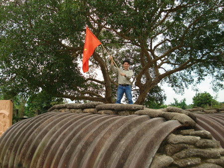 Một bạn trẻ trên nóc hầm Tướng De Catteris. 