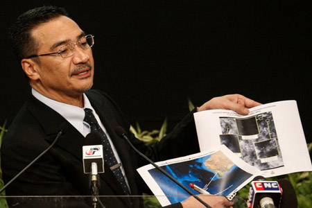 Bộ trưởng Giao thông Malaysia Hishammuddin Hussein công bố hình ảnh do vệ tinh Pháp chụp được. 