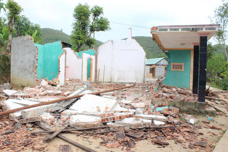 Người dân đập phá hết nhà cửa trước khi bỏ đi khỏi làng (Nguồn ảnh: Dân trí)
