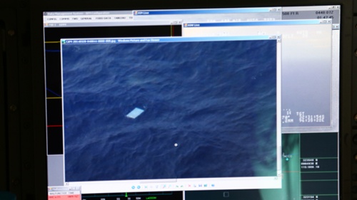 Ảnh một vật thể trôi nổi trên biển do phóng viên trên máy bay New Zealand tìm MH370 chụp được. Ảnh: BBC