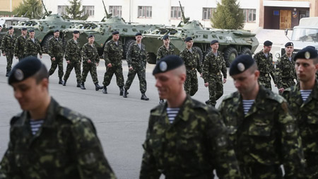 Binh sĩ Ukraine trở về Kiev từ căn cứ quân sự ở Fedosia, Crimea.