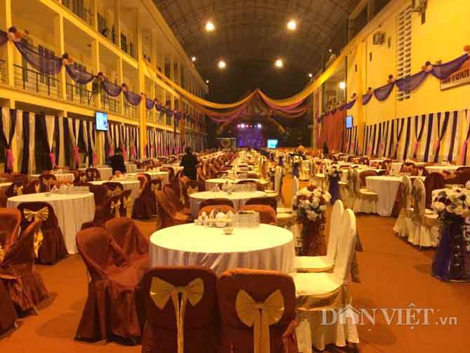 Tối 27.3, việc trang hoang khu vực trụ sở Điện lực thành phố Hà Giang đã sẵn sàng cho tiệc cưới của con trai lãnh đạo sở.