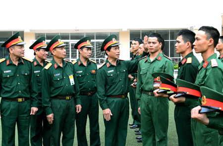 Trung tướng Nguyễn Quốc Khánh kiểm tra việc cắt tóc tại Lữ đoàn 144 (Bộ Tổng tham mưu).