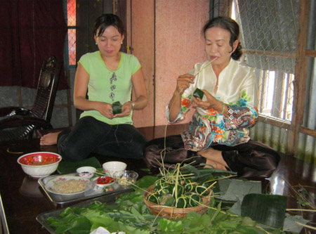 Làm nem cá cơm để ăn và làm quà 