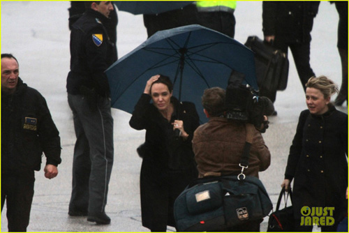 Angelina Jolie đã đáp chuyến bay đến quốc gia Hồi giáo Bosina để gặp gỡ các nạn nhân trong cuộc chiến tranh ở Bosnia (Ảnh: JustJared)