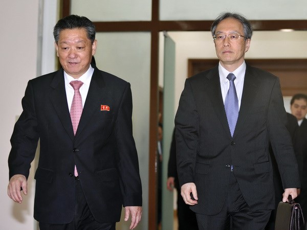 Đại sứ Triều Tiên Song Il Ho (trái) và Vụ trưởng Vụ châu Á-Thái Bình Dương thuộc Bộ Ngoại giao Nhật Bản Junichi Ihara trong buổi hội đàm tại Đại sứ quán Triều Tiên ở Bắc Kinh ngày 30/3. (Ảnh: Kyodo/TTXVN)